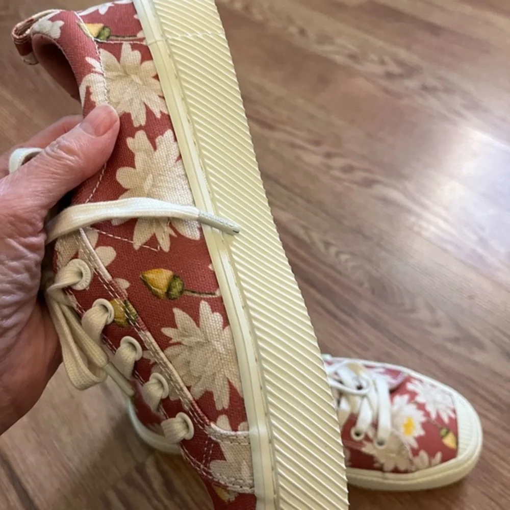 Cariuma love floral